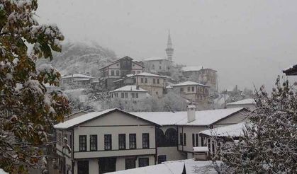  Taraklı'da tarihi konaklar beyaza büründü